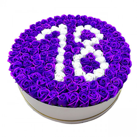 Aranjament floral personalizat cu cifra 18 in cutie rotunda alba cu 75 trandafiri de sapun mov