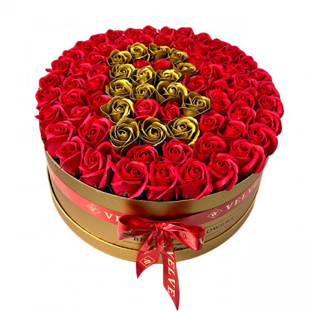 Aranjament floral personalizat cu litera B, in cutie rotunda aurie cu 75 trandafiri de sapun