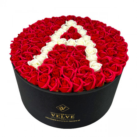 Aranjament floral personalizat cu litera, cutie rotunda neagra cu 101 trandafiri de sapun, A