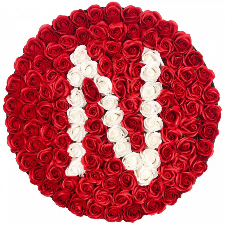 Aranjament floral personalizat cu litera, cutie rotunda neagra cu 101 trandafiri de sapun, N