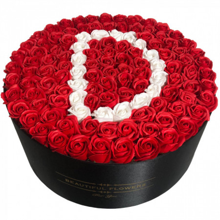 Aranjament floral personalizat cu litera, cutie rotunda neagra cu 125 trandafiri de sapun, D