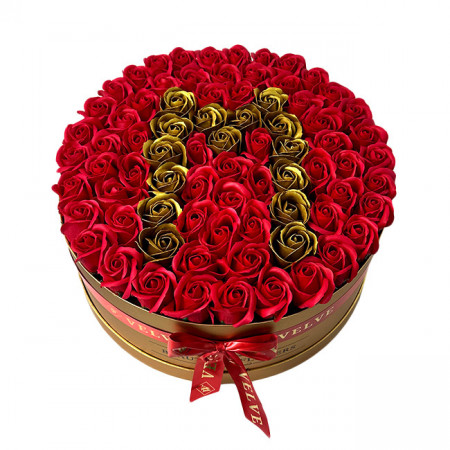 Aranjament floral personalizat cu litera M, in cutie rotunda aurie cu 55 trandafiri de sapun