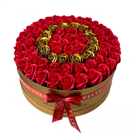 Aranjament floral personalizat cu litera O, in cutie rotunda aurie cu 75 trandafiri de sapun