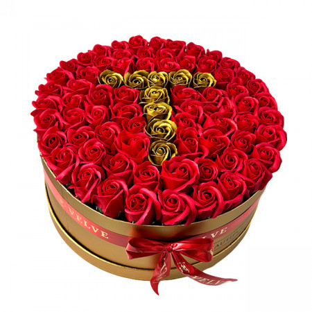 Aranjament floral personalizat cu litera T, in cutie rotunda aurie cu 75 trandafiri de sapun