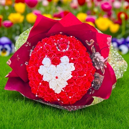 Buchet Royal Red cu 101 trandafiri de sapun si accesorii decorative, 40 cm