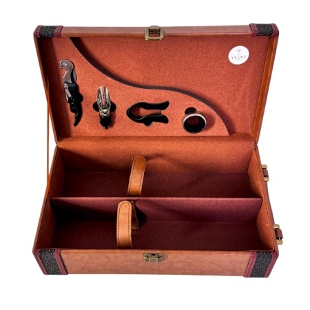 Caseta eleganta Fine Wine din piele eco cu maner, pentru doua sticle si 4 accesorii de vin, Maro