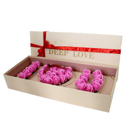 Cutie cu trandafiri din sapun si text, "I LOVE YOU", roz