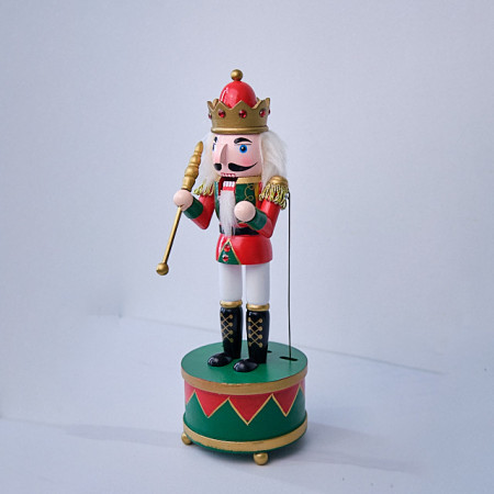 Decoratiune muzicala de Craciun, tip soldatel, Spargatorul de Nuci in uniforma festiva, Rosu, 31cm