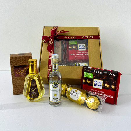 Pachet cadou Arome și Delicii, cu parfum arabesc Mousuf de 50 ml, o sticlă de băutură Beluga de 50 ml, 4 praline Ferrero Rocher și ciocolată Ritter Sport, in cutie cadou