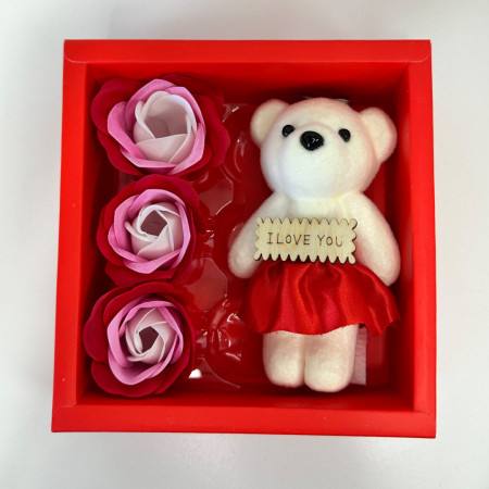 Pachet cadou Teddy Ballerina, ursulet de plus cu fusta tutu si mesaj serigrafiat pe placuta de lemn, 11 cm si trandafiri de sapun, toate ambalate in cutie asortata, Rosu