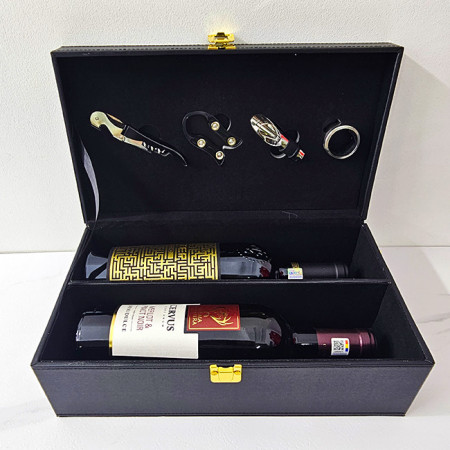 Set, Caseta elegantă din piele ecologică, cu mâner si patru accesorii de vin, model vintage si doua sticle de vin Jidvei si Merlot&Pinot Noir , alb si rosu, 2 x 750 ml