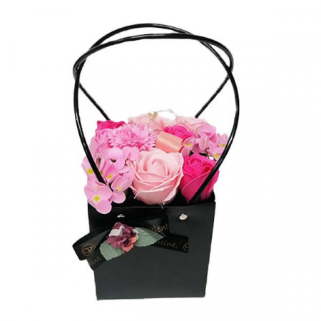 Aranjament floral cu trandafiri de sapun si margele, in cutiuta patrata, rosu-roz-somon