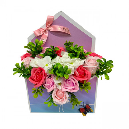 Aranjament floral Envelo, trandafiri si hortensii sapun, in cutie forma plic albastru