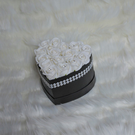 Aranjament floral Favourite Heart cutie inima cu 15 trandafiri sapun si cristale