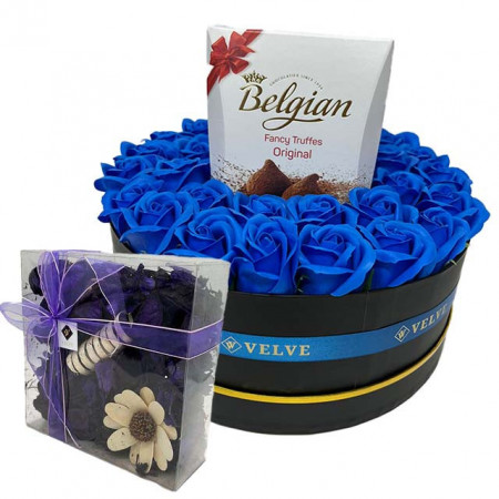 Aranjament floral in cutie rotunda, cu trandafiri din sapun, Trufe Belgian si Flori uscate parfumate, albastru