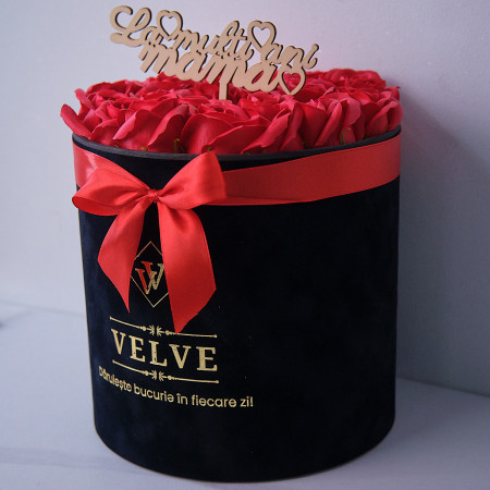 Aranjament floral in cutie rotunda neagra, cu 25 trandafiri rosii din sapun si mesaj "La multi ani mama"