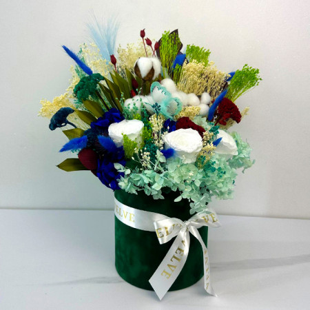 Aranjament floral Infinity, in cutie rotunda de catifea cu flori naturale criogenate si plante uscate conservate, 43 cm