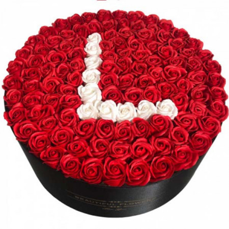 Aranjament floral personalizat cu litera, cutie rotunda neagra cu 101 trandafiri de sapun, L