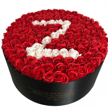 Aranjament floral personalizat cu litera, cutie rotunda neagra cu 125 trandafiri de sapun, Z