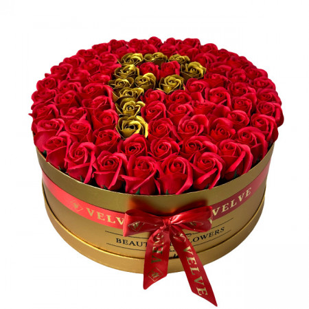 Aranjament floral personalizat cu litera P, in cutie rotunda aurie cu 75 trandafiri de sapun