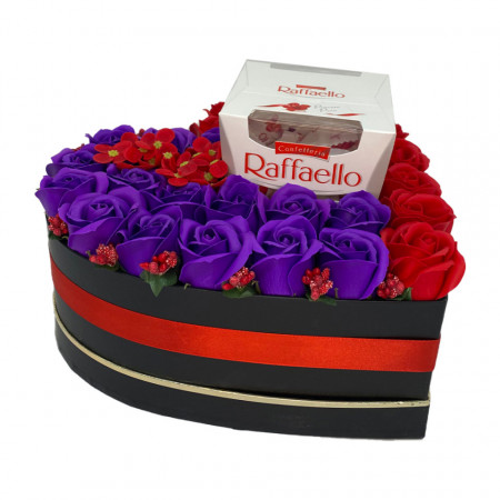 Aranjament floral Raffaello Red Mauve, cutie inima cu trandafiri de sapun, hortensii si bomboane Raffaello