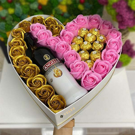 Cadou pentru femei cutie inima alba cu trandafiri de sapun, Angelli si praline Ferrero Rocher, Roz