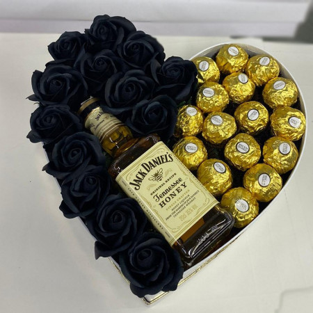 Cadou Sweet Honey cutie inima alba cu trandafiri de sapun, Jack Daniel's si praline Ferrero Rocher, Negru