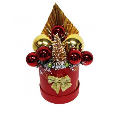 Decoratiune ChristmasDay handmade, cu globulete, bradulet auriu si frunza de palmier