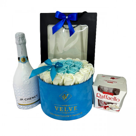 Pachet cadou Splendor, cu Vin spumant JP. Chenet Ice Edition 0,75l, Praline Raffaello si aranjament floral cu trandafiri de sapun in punga eleganta, Alb-Bleu