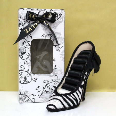 Suport bijuterii Lace Shoe, sub forma de pantof, cu dantela neagra pe margini si floare in lateral, Negru-Alb zebra