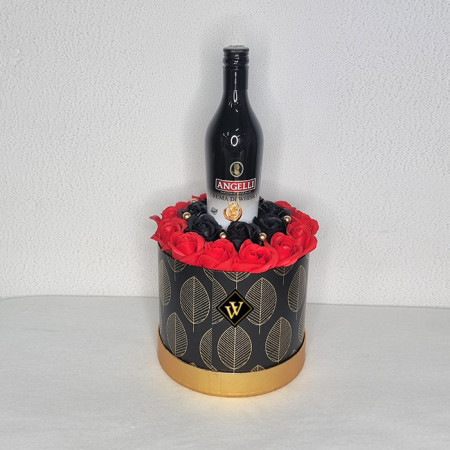 Velve Golden Black Gift, Aranjament floral in cutie rotunda cu trandafiri de sapun si Angeli crema de whisky