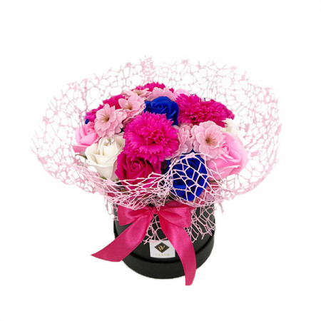 Aranjament floral Ametist cu flori de sapun, in cutie rotunda neagra, accesorizata cu funda si plasa sizal, roz-albastru-alb