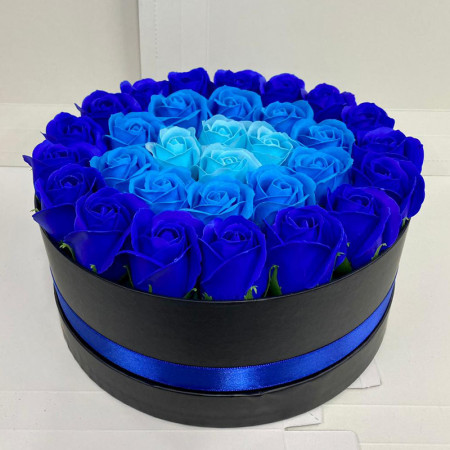 Aranjament floral cu 31 trandafiri sapun in cutie rotunda neagra, albastru