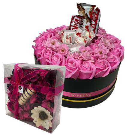 Aranjament floral in cutie rotunda, cu 27 trandafiri din sapun, Flori, Praline Raffaello, Kinder Bueno, baton KitKat si Flori uscate parfumate, roz