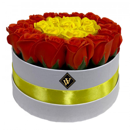 Aranjament floral in doua culori, cutie rotunda cu 23 trandafiri sapun, orange-galben