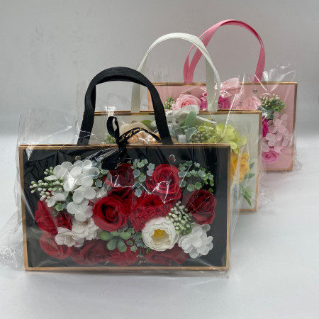 Aranjament floral in forma de poseta cu flori de sapun, 27 x 16 x 9 cm, crem