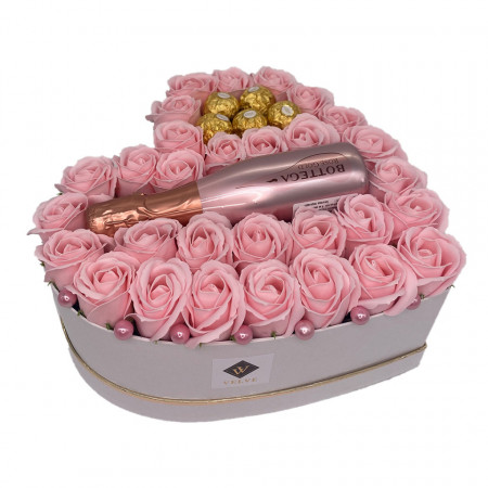 Aranjament floral Opulence, cutie inima cu trandafiri de sapun roz deschis si Prosecco Bottega Rose Gold si praline Ferrero Rocher