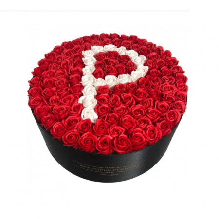 Aranjament floral personalizat cu litera, cutie rotunda neagra cu 101 trandafiri de sapun, P