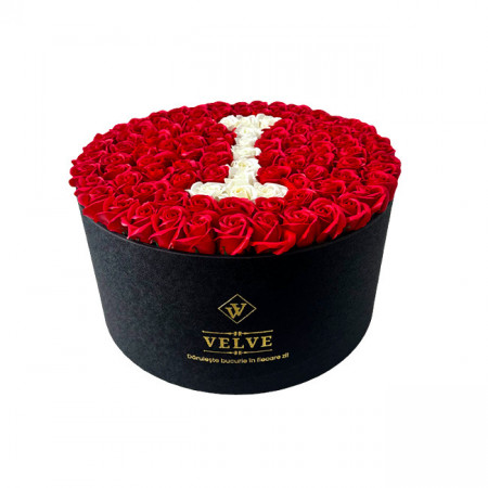 Aranjament floral personalizat cu litera, cutie rotunda neagra cu 101trandafiri de sapun, I