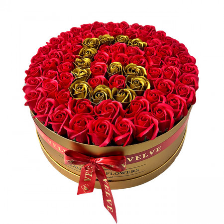 Aranjament floral personalizat cu litera G, in cutie rotunda aurie cu 55 trandafiri de sapun