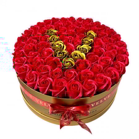 Aranjament floral personalizat cu litera V, in cutie rotunda aurie cu 55 trandafiri de sapun