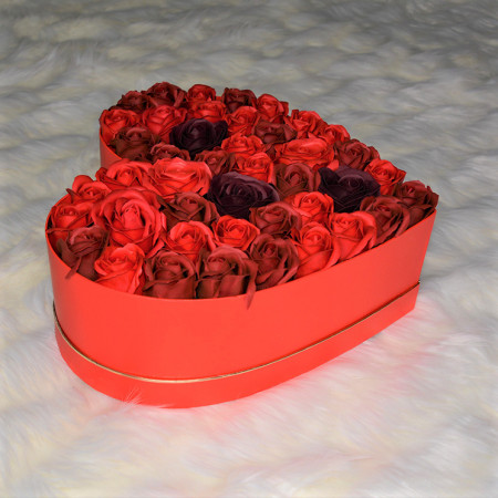 Aranjament floral Red Passion cutie inima cu 45 trandafiri sapun