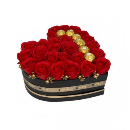 Aranjament floral Serenity Red, cutie inima cu trandafiri de sapun si bomboane de ciocolata Ferrero Rocher