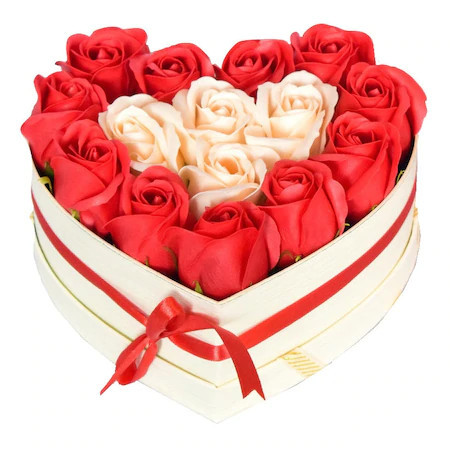 Aranjament in cutie rosie in forma de inima cu 15 trandafiri din sapun albi si rosii