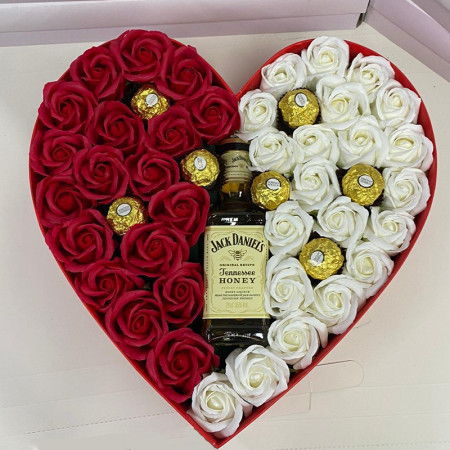 Cadou Sweet Honey cutie inima rosie cu trandafiri de sapun, Jack Daniel's si praline Ferrero Rocher