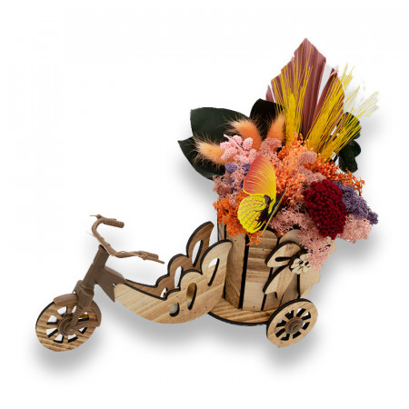 Decoratiune 4 Seasons, cu licheni stabilizati, flori criogenate si uscate, in bicicleta de lemn, vara, 25x30cm