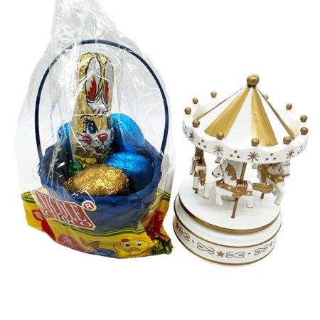 Pachet HappyEaster, cosulet albastru cu specialitati din cacao si carusel musical cu patru caluti