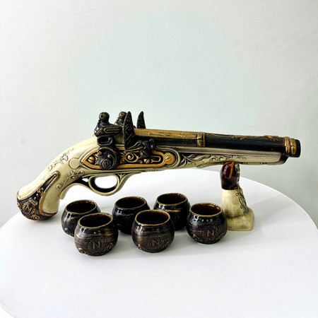 Set ceramica pentru bautura, Sticla in forma de pistol 500 ml si 6 pahare 40ml