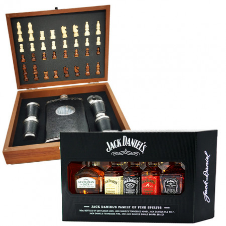 Set GivesDrink's pentru barbati, format din selectie de mini bauturi gama Jack Daniel's si, cutie cu piese pentru sah, plosca si 4 pahare imbracate in piele ecologica, negru