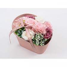 Aranjament cu flori de sapun in cosulet de carton, roz